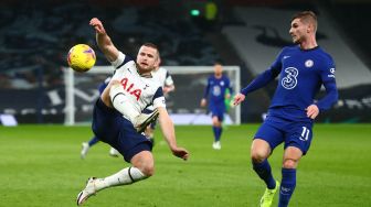 Bek Tottenham Hotspur Eric Dier (kiri) dan striker Chelsea Timo Werner (kanan) berebut bola  selama pertandingan sepak bola Liga Premier Inggris antara Tottenham Hotspur melawan Chelsea di Stadion Tottenham Hotspur, Jumat (5/2/2021) dini hari WIB. Clive Rose / POOL / AFP