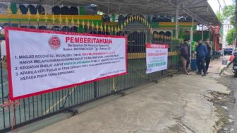 Geger Masjid Digembok, Warga Jember Bingung Mau Salat Jumat