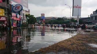 Kawasan Ring Road Tergenang Air, Warganet: Jadi Kolam Renang Tirta Concat