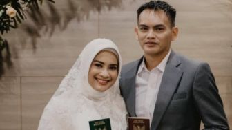 Ikke Nurjanah Pamer Potret Mesra Bareng Suami di Pantai, Bikin Baper