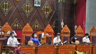 Kelola Pendapatan Daerah Rp1,4 Triliun, Bupati Mas Sumatri Serahkan LKPJ