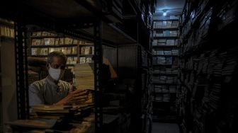 Seorang karyawan merapikan buku di Taman Bacaan Hendra di Jalan Sabang, Bandung, Jawa Barat, Jumat (5/2/2021). [ANTARA FOTO/Raisan Al Farisi]