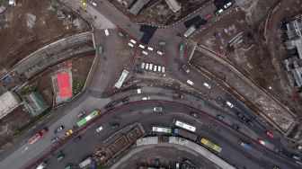 Foto udara proyek pembangunan Simpang Susun Cileunyi di Kabupaten Bandung, Jawa Barat, Sabtu (6/2/2021). [ANTARA FOTO/Raisan Al Farisi]