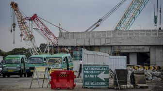 Sejumlah angkot terparkir dekat proyek pembangunan Simpang Susun Cileunyi di Kabupaten Bandung, Jawa Barat, Sabtu (6/2/2021). [ANTARA FOTO/Raisan Al Farisi]