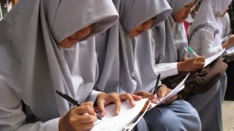 Bantah Guru Paksa Siswi Muslimah Pakai Jilbab, Kepala SMPN 46 Jakarta Ungkap Kronologinya