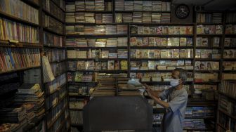 Seorang karyawan merapikan buku di Taman Bacaan Hendra di Jalan Sabang, Bandung, Jawa Barat, Jumat (5/2/2021). [ANTARA FOTO/Raisan Al Farisi]