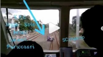 Brak! Video Detik-detik Pemulung Tersangkut Rel dan Tertabrak Kereta Api