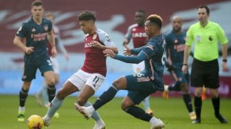 Aston Villa Paksa Pemain Arsenal Berlutut di Villa Park