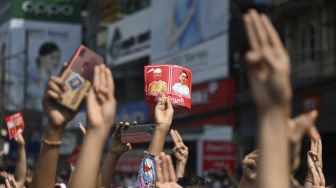 Pengunjuk rasa mengacungkan salam tiga jari selama demonstrasi menentang kudeta militer di Yangon, Myanmar, Sabtu (6/2/2021). [YE AUNG THU / AFP]