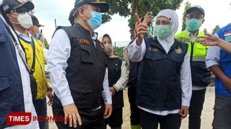 Gubernur Khofifah Terjun Langsung Identifikasi Penyebab Banjir di Jombang