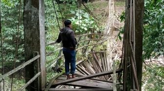 Jembatan Gantung Putus Dihantam Batu Besar, Warga Desa Terisolir