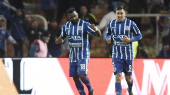 (FILES) Dalam foto file ini diambil pada 06 April 2011 Pemain Argentina Godoy Cruz Santiago Garcia merayakan golnya melawan Fluminense selama pertandingan sepak bola Piala Libertadores mereka di Montevideo. MIGUEL ROJO / AFP
