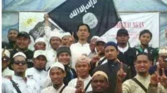 Husin Shihab Beberkan Foto Munarman dengan Bendera ISIS: Kurang Bukti Apa?