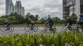 Pesepeda melintasi jalur sepeda di Jalan MH Thamrin, Jakarta, Sabtu (6/2/2021). ANTARA FOTO/Galih Pradipta
