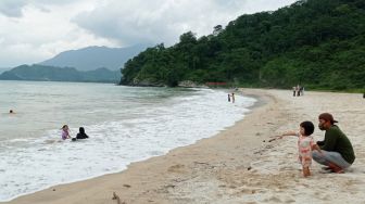 Pandemi Covid-19, Pantai Minang Rua Tetap Ramai Dikunjungi Wisatawan