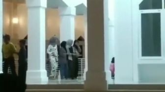 Cewek Berjilbab Joget di Masjid, Netizen: Sejak Ada TikTok Minim Moral