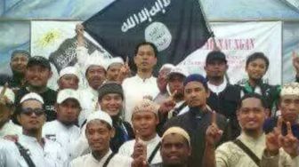 Husin Alwi Bongkar Foto Munarman dengan Bendera ISIS: Kurang Apalagi Coba?