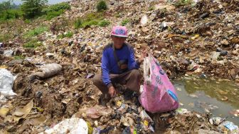 Bukan Gejala Covid-19, Sarbini Memang Sudah Kebal Bau Busuk Sampah