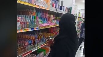 Aksi Gadis Pakai Parfum di Swalayan Lalu Dibalikkan ke Rak, Tuai Kecaman