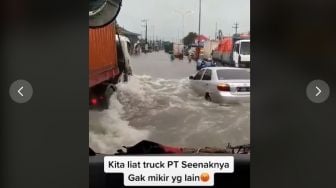 Nyalip di Tengah Banjir Semarang, Ulah Sopir Truk Ini Bikin Ngelus Dada