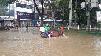 Air Masih Menggenang di Jalan Jatinegara Barat, Lalu Lintas Macet