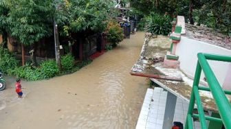 Warga Bekasi Diminta Siaga Banjir, Ketinggian Air Kali Cileungsi Siaga 1