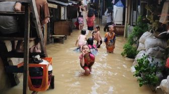 Tak Takut Sakit Berendam Banjir, Ortu: Biarin Aja, Anak-anak Susah Dilarang