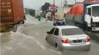 Pemobil Dibikin Tak Berdaya Saat Terjang Banjir, Sopir Truk Jadi Sebabnya