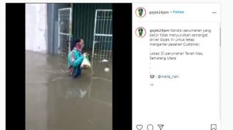 Salut! Ojol Rela Basah-basahan Terobos Banjir, Publik: Harus Kasih Tip Gede