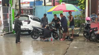 Ngeri! Nekat Menerjang Banjir, dalam Sehari 60 Motor di Semarang Mogok