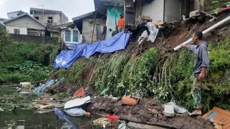 Tembok Tebing Vila Cipanas Roboh, Warga Terperosok Sampai Kepala Robek