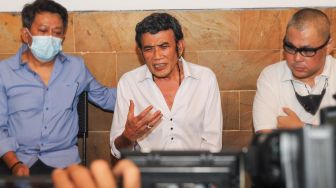 Pedangdut Rhoma Irama ketika ditemui saat menggelar konferensi pers terkait tertangkapnya kembali Ridho Rhoma dalam kasus Narkoba, di Mampang, Jakarta Selatan, Senin (8/2/2021). [Suara.com/Alfian Winanto] 