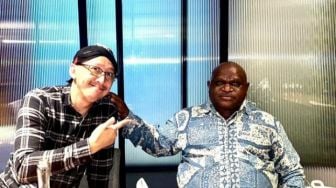 Berseteru, Natalius Pigai dan Abu Janda Akhirnya Bertemu