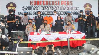 Suasana saat rilis kasus narkoba yang menjerat Penyanyi Ridho Rhoma di Polres Pelabuhan Tanjung Priok, Jakarta Utara, Senin (8/2/2021). [Suara.com/Alfian Winanto]