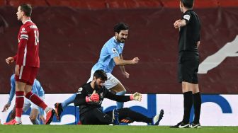 Kiper Liverpool Alisson Becker terdiam setelah gawangnya kebobolan gol ketiga selama pertandingan sepak bola Liga Inggris antara Liverpool melawan Manchester City stadiaon Anfield, Liverpool, Inggris, Senin (8/2/2021) dini hari WIB.. Jon Super / POOL / AFP