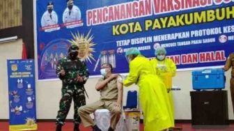 Tensi Darah Tinggi, Wali Kota Payakumbuh Ngotot Disuntik Vaksin Covid-19