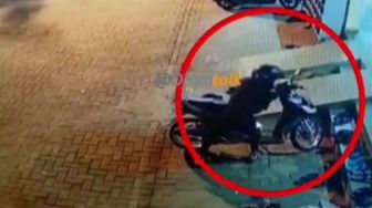 Viral Aksi Pencurian Motor di Masjid, Warganet: Malaikat Lepas Tangan