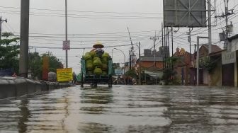 Tiga Hari Kota Semarang Tergenang Banjir, Tukang Becak Malah Ketiban Rejeki