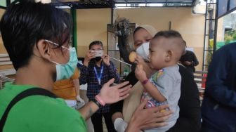 Rumah Dikepung Banjir, Balita di Kebon Pala Demam Ditinggal Ayah Kerja