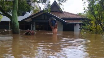 Diguyur Hujan Semalaman, Utama Cimahi Terendam Banjir hingga 2 Meter