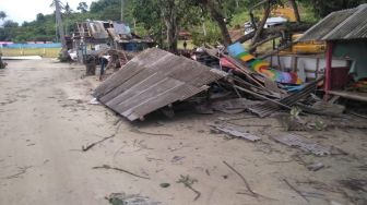 Pondokan Pantai Klara Porak Poranda Disapu Puting Beliung, Jalanan Macet