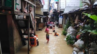 Bolos Sekolah Daring, Anak-anak di Kebon Pala Asyik Main Air Banjir