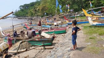 Sebulan Tak Melaut Karena Cuaca Ekstrem, Nelayan Lebak Kian Kesulitan