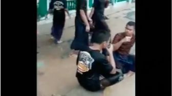 Bahagia! Banjir di Kota Semarang:  Temennya Asik Berenang, Santri Ini Asik Ngopi