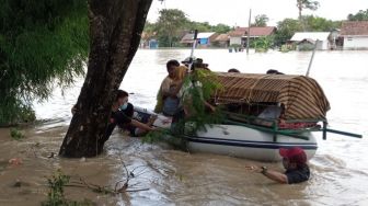 Evakuasi Jasad Warga Cikarang Berlangsung Dramatis, Keranda Diangkut Perahu