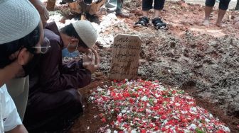 Makamkan Ustadz Maaher, Keluarga: Sudah Ikhlas