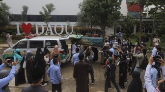 Jenazah Ustadz Maaher At-Thuwailibi di Kompleks Pondok Pesantren Daarul Quran, Cipondoh, Tangerang, Banten, Selasa (9/2/2021). [Suara.com/Angga Budhiyanto]