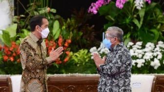 Jokowi Bisik-bisik ke Telinga Ketua Dewan Pers, Ternyata Bilang Ini