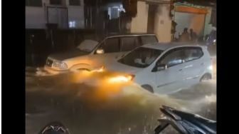 Viral Mobil LCGC Terobos Banjir, Endingnya Sungguh Mengejutkan