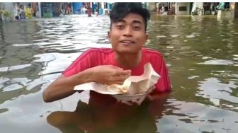 Rumahnya di Kepung Banjir, Warga Semarang Ini Malah Asyik Menikmati Mie Instan